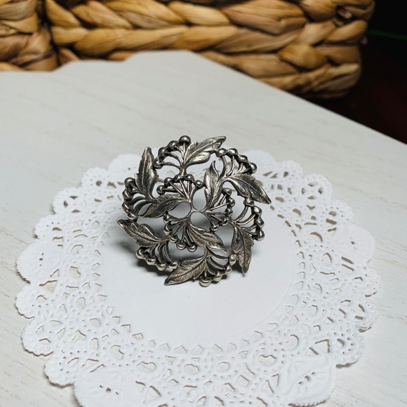 Classic Vintage Brooches, Lot of 3 - Picture 10 of 14